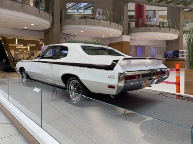 Şu anda Detroit Genel Motors Rönesans Merkezi 'nde 09 Ağustos 2025' te sergilenmekte olan nadir ve klasik vintage araçlar