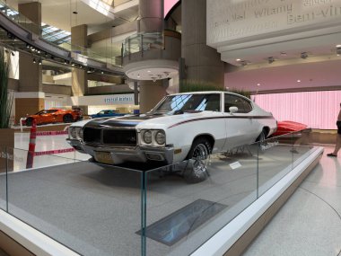 Şu anda Detroit Genel Motors Rönesans Merkezi 'nde 09 Ağustos 2025' te sergilenmekte olan nadir ve klasik vintage araçlar