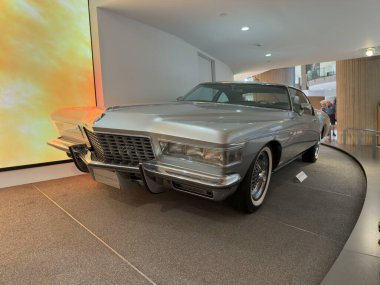 Şu anda Detroit Genel Motors Rönesans Merkezi 'nde 09 Ağustos 2025' te sergilenmekte olan nadir ve klasik vintage araçlar
