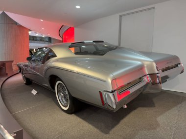 Şu anda Detroit Genel Motors Rönesans Merkezi 'nde 09 Ağustos 2025' te sergilenmekte olan nadir ve klasik vintage araçlar