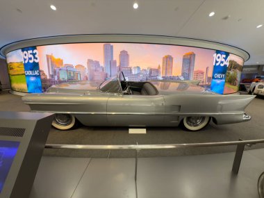 Şu anda Detroit Genel Motors Rönesans Merkezi 'nde 09 Ağustos 2025' te sergilenmekte olan nadir ve klasik vintage araçlar