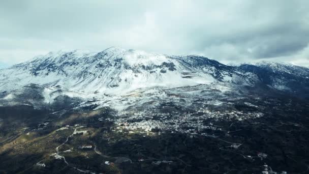 雪をかぶったギリシャの山々の眺め — ストック動画