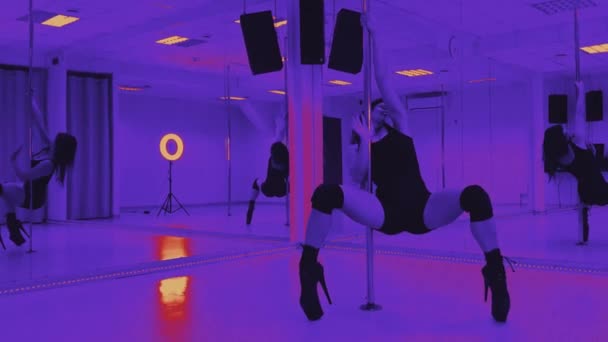 Chica Bailando Poste Iluminación Neón Belleza Relajación — Vídeo de stock