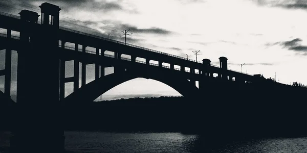 Alte Brücke Über Den Fluss Abendsonnenuntergang Retro Foto — Stockfoto