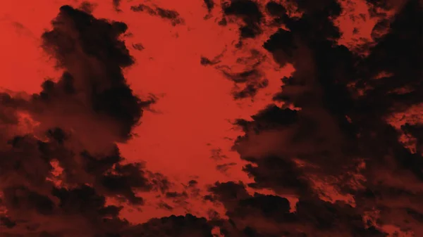 Черные Облака Против Красного Неба — стоковое фото