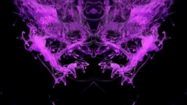 Siyah arkaplanda mor duman izole edildi