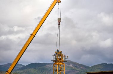 Bir inşaat vincinin etkileyici bir şekilde sökülmesi.
