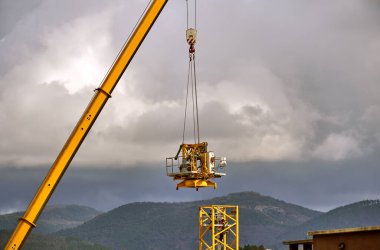 Bir inşaat vincinin etkileyici bir şekilde sökülmesi.