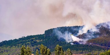 Yangın söndürme uçağı yangına su bırakıyor.