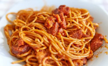 İspanyol soslu spagetti bolonez. Seçici odak.