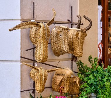 Esparto duvar sanatı olarak hayvan kafası heykelleri örer.