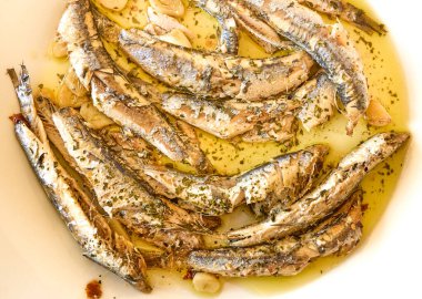 Sarımsaklı ve zeytinyağlı taze kızarmış sardalya.