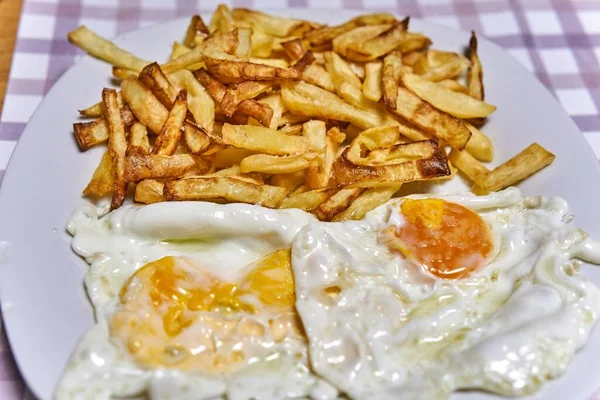 Yumurta ve patates, mükemmel bir uyum. Seçici odak.
