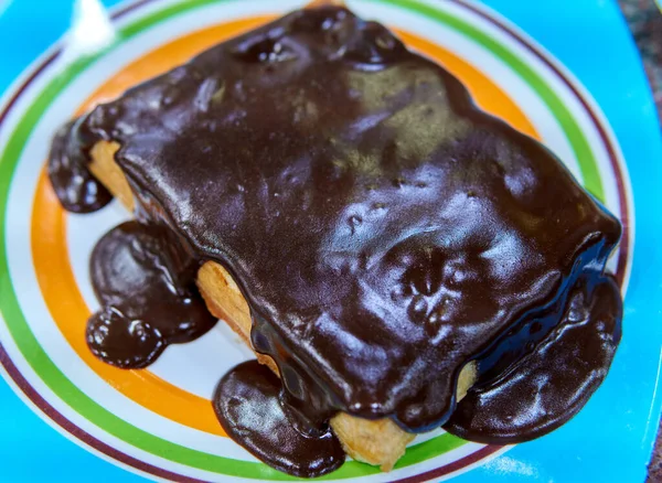 Çikolata kaplı waffle 'ın yakın çekimi.