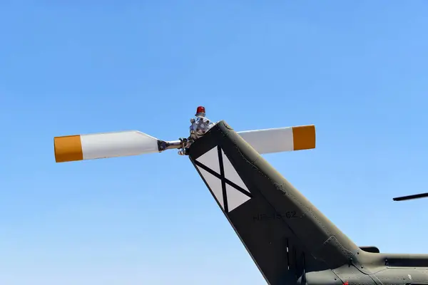 Eski bir savaş helikopterinin arka pervanesi.