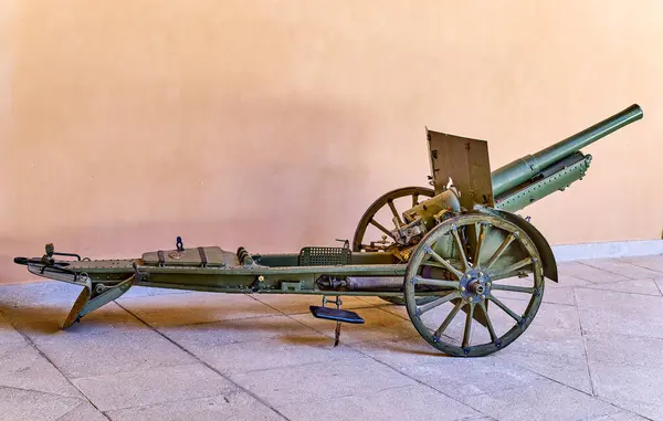 155 mm Howitzer modeli 1917 Schneider.