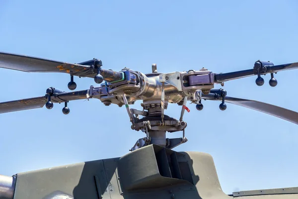 Yaklaşın. Helikopteri olan bir askeri helikopter..