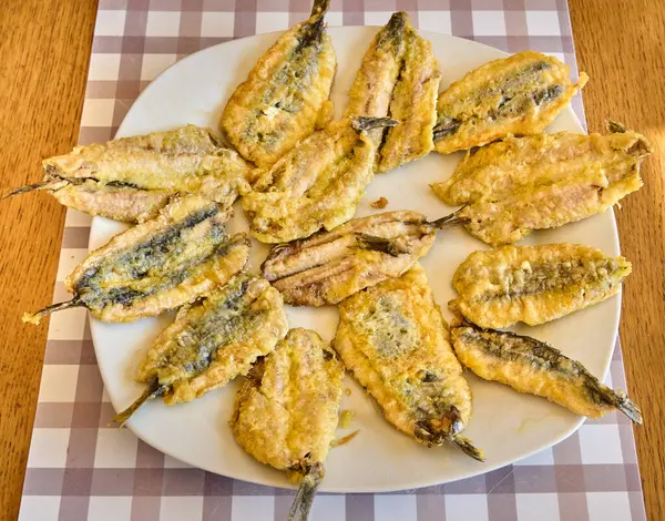 Un kaplı ançüezler, yumurta ve zeytinyağında kızartılmış..