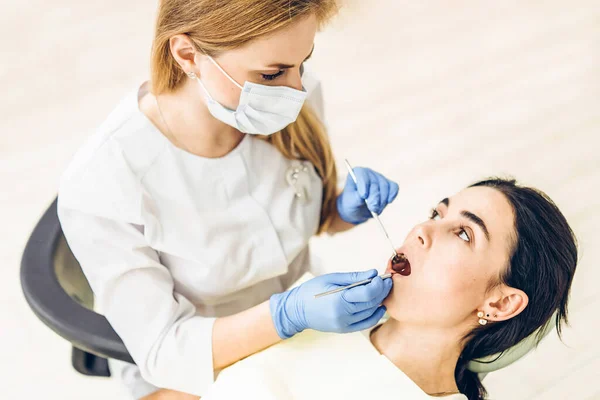 Θηλυκός Οδοντίατρος Γυναίκα Ασθενή Οδοντιατρική Καρέκλα Που Παρέχει Θεραπεία Στοματικής — Φωτογραφία Αρχείου