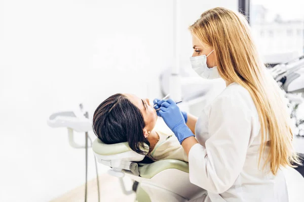 Dentystka Pacjentką Fotelu Stomatologicznym Zapewniającym Leczenie Jamy Ustnej — Zdjęcie stockowe
