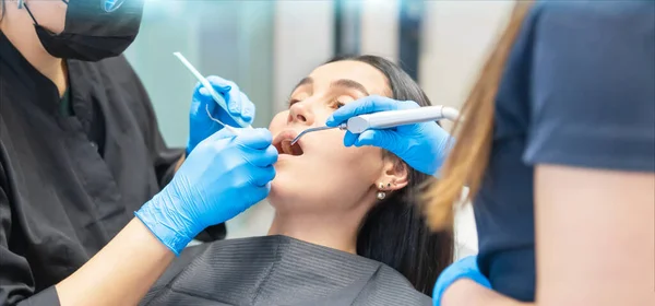 Odontóloga Asistente Con Paciente Femenina Silla Dental Que Proporciona Tratamiento —  Fotos de Stock
