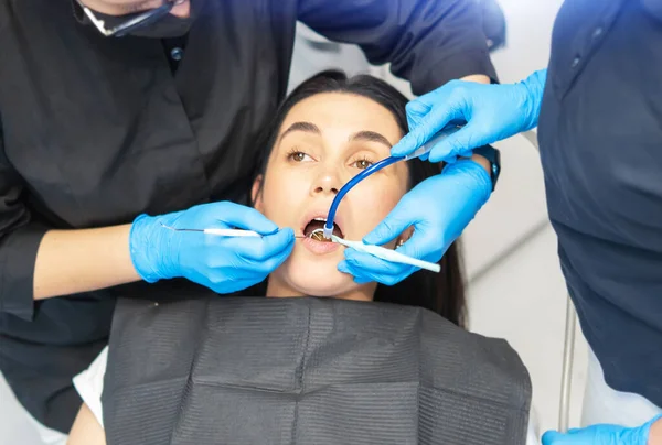 Kadın Diş Hekimi Asistanı Dişçi Koltuğunda Oturan Kadın Hasta Ağız — Stok fotoğraf