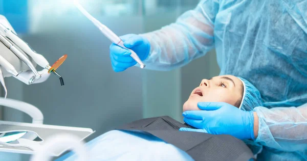 Odontólogo Masculino Con Paciente Femenino Silla Dental Que Proporciona Tratamiento — Foto de Stock