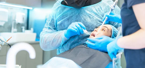 Dentista Masculino Assistente Com Paciente Sexo Feminino Cadeira Dentária Proporcionando — Fotografia de Stock