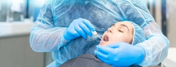 Άντρας Οδοντίατρος Γυναίκα Ασθενή Στην Οδοντιατρική Καρέκλα Που Παρέχει Θεραπεία — Φωτογραφία Αρχείου