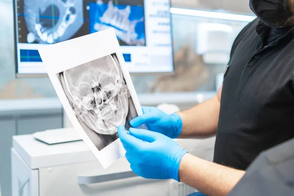 Zahnarzt Zeigt Patientin Röntgenbild Mit Plan Und Behandlungsergebnis — Stockfoto