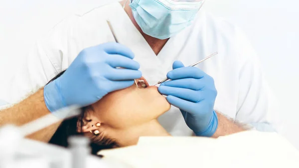 口腔内の操作を提供する歯科椅子の患者と歯科医 — ストック写真