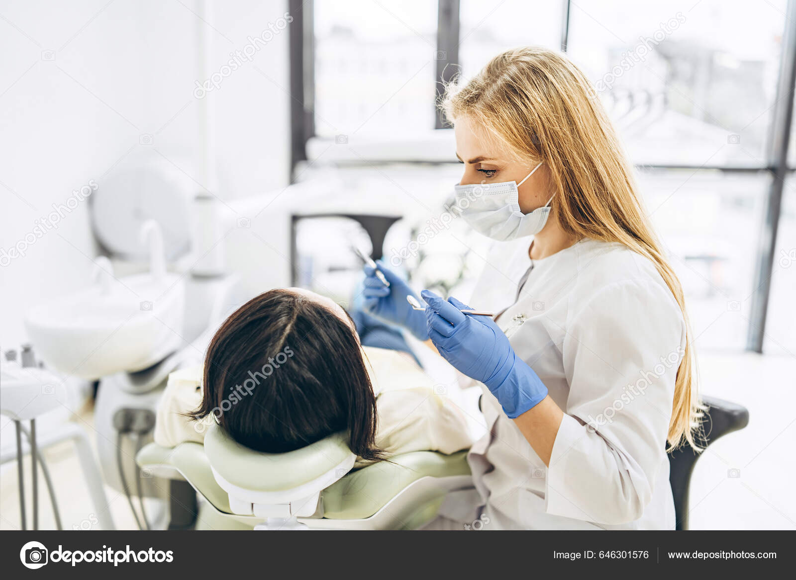 Θηλυκός Οδοντίατρος Γυναίκα Ασθενή Οδοντιατρική Καρέκλα Που Παρέχει  Θεραπεία Στοματικής — Φωτογραφία Αρχείου © bedya #646301576