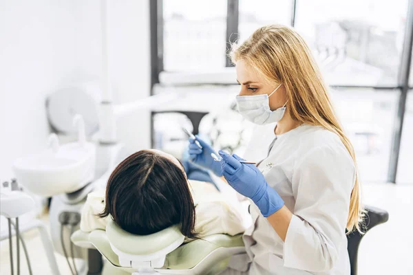 Θηλυκός Οδοντίατρος Γυναίκα Ασθενή Οδοντιατρική Καρέκλα Που Παρέχει Θεραπεία Στοματικής — Φωτογραφία Αρχείου