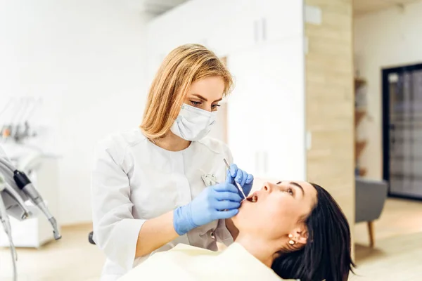 Dentista Feminina Com Paciente Sexo Feminino Cadeira Dentária Proporcionando Tratamento — Fotografia de Stock