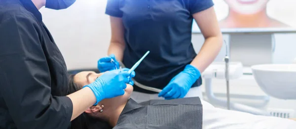 Kadın Diş Hekimi Asistanı Dişçi Koltuğunda Oturan Kadın Hasta Ağız — Stok fotoğraf