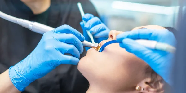 Dentista Assistente Sexo Feminino Com Paciente Cadeira Dentária Que Fornece — Fotografia de Stock