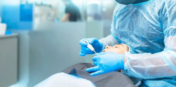 Mężczyzna Dentysta Pacjentką Fotelu Stomatologicznym Zapewniającym Leczenie Jamy Ustnej — Zdjęcie stockowe