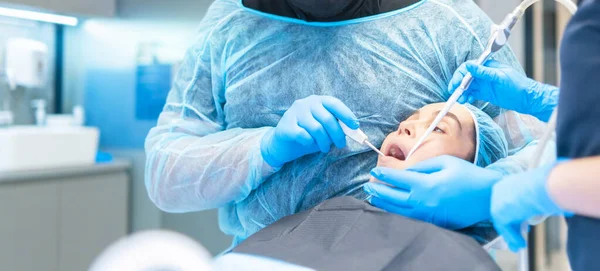 Zahnarzt Und Assistentin Mit Patientin Zahnarztstuhl Bei Der Behandlung Der — Stockfoto
