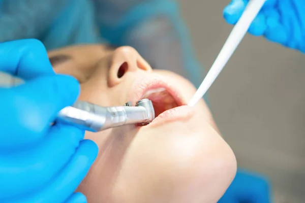 口腔治療を提供する歯科椅子の女性患者と男性歯科医の閉鎖写真 — ストック写真
