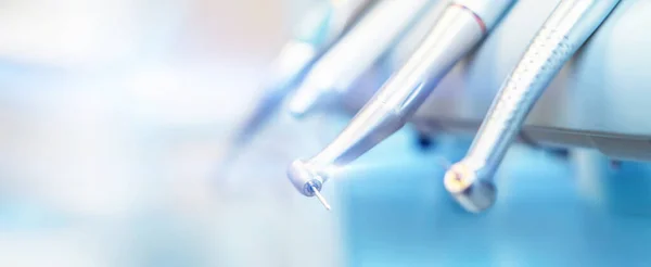 Diş Fırçalarının Yakın Plan Fotoğrafı Mavi Arka Planlı Dişçi Koltuğundaki — Stok fotoğraf