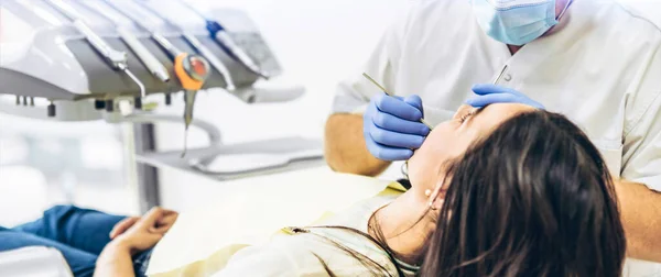 Dentysta Pacjentem Krześle Dentystycznym Manipulującym Jamą Ustną — Zdjęcie stockowe