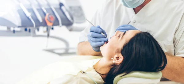 Dentysta Pacjentem Krześle Dentystycznym Manipulującym Jamą Ustną — Zdjęcie stockowe