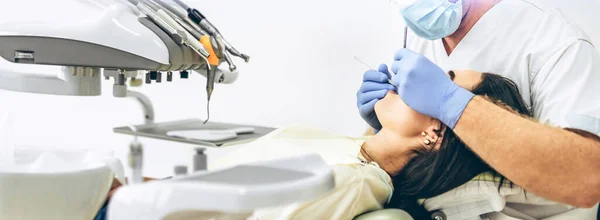 Dokter Gigi Dengan Pasien Kursi Gigi Menyediakan Manipulasi Dalam Rongga — Stok Foto