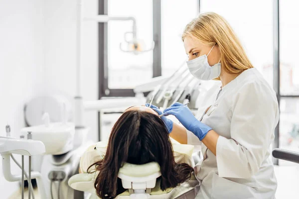 Dentista Femenina Con Paciente Femenino Silla Dental Que Proporciona Tratamiento —  Fotos de Stock