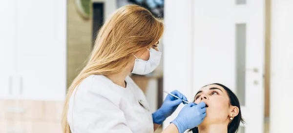 Жіночий Стоматолог Пацієнткою Стоматологічному Кріслі Забезпечує Лікування Порожнини Рота — стокове фото
