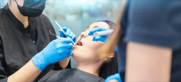 Female Dentist Assistant Female Patient Dental Chair Providing Oral Cavity — Stock Photo, Image