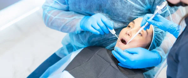 Male Dentist Assistant Female Patient Dental Chair Providing Oral Cavity — Stock Photo, Image