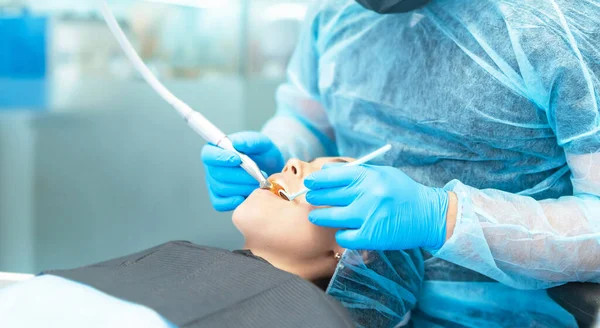 Mężczyzna Dentysta Pacjentką Fotelu Stomatologicznym Zapewniającym Leczenie Jamy Ustnej — Zdjęcie stockowe