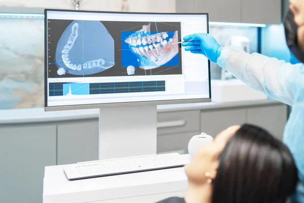 Dişçi Doktor Hastanın Röntgenini Planlı Tedavi Sonucu Çekiyor — Stok fotoğraf
