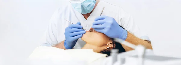 Dentista Com Paciente Cadeira Dentária Fornecendo Manipulações Cavidade Oral — Fotografia de Stock